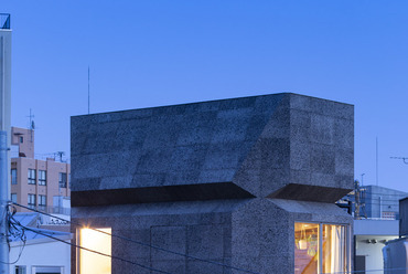 Takaaki Fuji + Yuko Fuji Architecture: Bay Window Tower House, Tokió. Fotó: Nishikawa Masao 