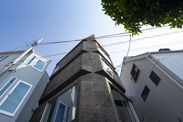 Takaaki Fuji + Yuko Fuji Architecture: Bay Window Tower House, Tokió. Fotó: Nishikawa Masao 