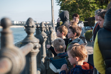 A KÉK gyerekeknek szánt rövid sétája a Duna partra vezetett idén is Varga Boglárka látványtervezővel, hogy jól szemügyre vegyék a szemközti partot, különös tekintettel a Fővámház épületének tömegére.