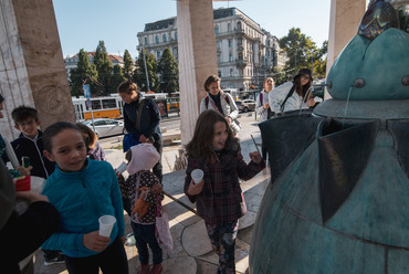 Délután Guba Anna /KultúrAktív/ vezetésével egy rövid sétán vehettek részt a gyerekek, mely a Gellért téri metrótól indult és a Gellért szálló előtti Zsolnay Forrásház érintésével a Sziklatemplomig vezetett.