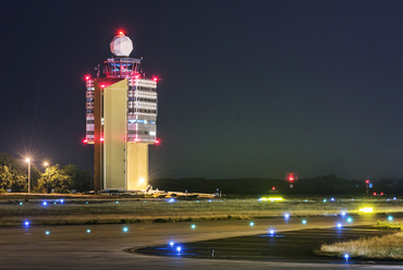 A reptér máig legjelentősebb bővítése 1983-ra készült el, amely ekkor egy második kifutópályát, és sok egyéb épület mellett új irányítótorony építését jelentette.