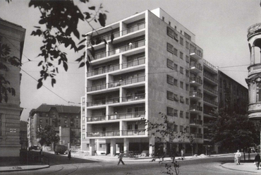 Mináry Olga, Janáky István és Perczel Dénes által tervezett lakóház a Frankel Leó és a Fekete Sas utca sarkán (1957). Forrás: Arcanum