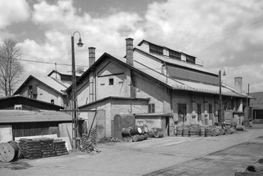 A Láng Gépgyár egyik nyerstégla homlokzató épülete 1962-ben. Forrás: Fortepan - Angyalföldi Helytörténeti Gyűjtemény