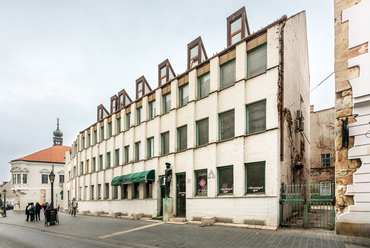 A Jánossy György és Laczkovics László tervezte egykori Diplomata-lakóház, később Burg Hotel épülete, Terv: 1976-77, Kivitelezés: 1979-81 Fotó: Gulyás Attila