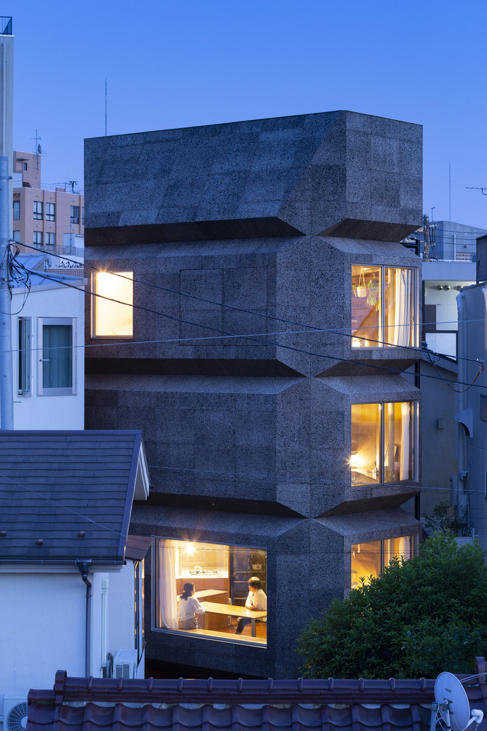 Takaaki Fuji + Yuko Fuji Architecture: Bay Window Tower House, Tokió. Fotó: Nishikawa Masao 