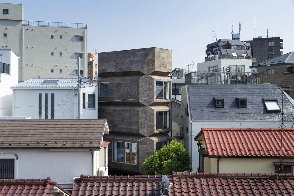 Takaaki Fuji + Yuko Fuji Architecture: Bay Window Tower House, Tokió. Fotó: Nishikawa Masao 