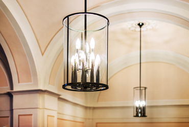 Az előcsarnokokban a klasszicista kor tipikus hengeres kapualj-lámpáit idézik a klasszikus hangvételű, de modern lámpatestek.