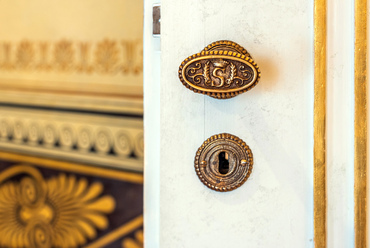 Kilincs a Sándor család nevének kezdőbetűjével – az egyetlen előkerült eredeti darab alapján készült másolatok díszítik most az épület ajtajait.