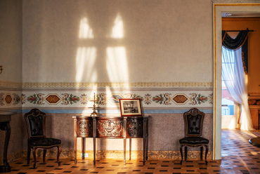 Téli naplemente árnyai a Raffaello-teremben, Sanquirico restaurált falfestése és a rekonstruált 19. század végi bőrszékek.