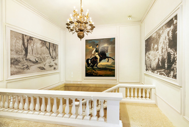 A főlépcső terében Sándor Móric gróf eredetileg is ide készült lovas portréja hosszú távollét, majd hosszú restaurálási folyamat után került vissza méltó helyére.