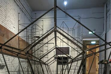 Az installációk előkészítése, Szubjektív válogatás Gio Ponti életművéből, Kiállítás a FUGA - Budapest Építészeti Központban,  Fotó: Stefano B. Vass