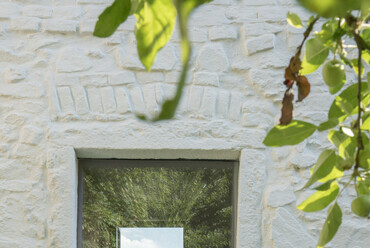 Atelier 111 Architekti: Kozina House, Trhové Sviny, Csehország. Fotó: Alex Shoots Buildings