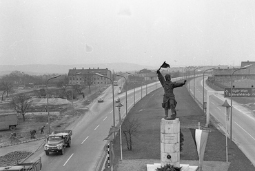 Osztapenko szobor a Balatoni út és az M1-M7 közös szakaszánál a Budaörsi út irányából nézve, 1970. Forrás: Fortepan / Urbán Tamás