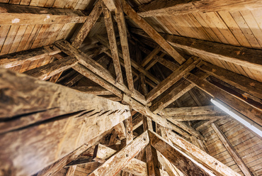Az egyik négyszögletes torony feltűnően meredek tetőformáit szerkezetileg ez a mesteri ácsszerkezet biztosítja – a több mint 130 éves tetőszék anyagában még mindig eredeti.
