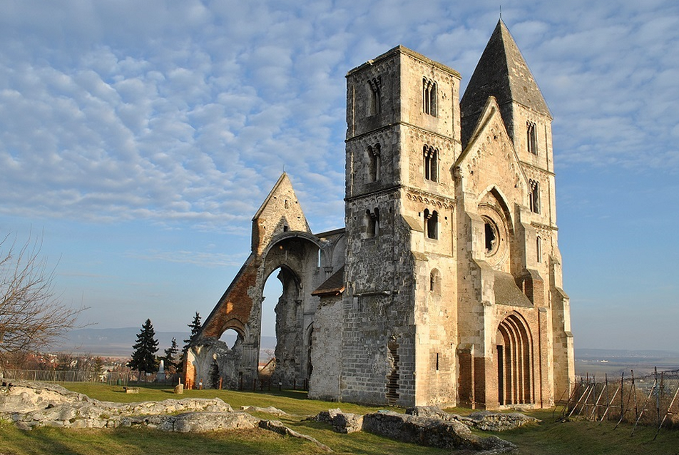 Újjáépíthetik a zsámbéki romtemplomot, építéstörténeti dokumentáció készül róla