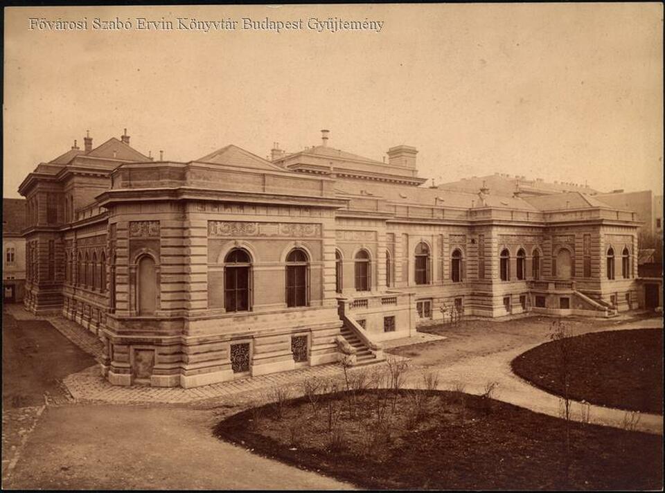 Az Élettani Intézet udvari homlokzata Klösz György felvételén, 1875 körül. Forrás: Fővárosi Szabó Ervin Könyvtár Budapest Gyűjtemény