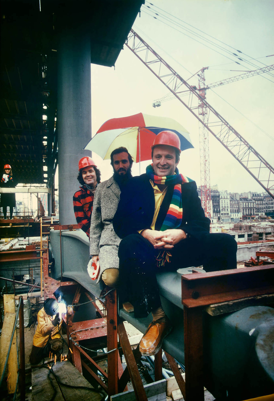 Richard Rogers, Renzo Piano és Peter Rice a Pompidou Központ építkezésén. Fotó: Atlas of Places, Michel Denancé - Gianni Berengo Gardin