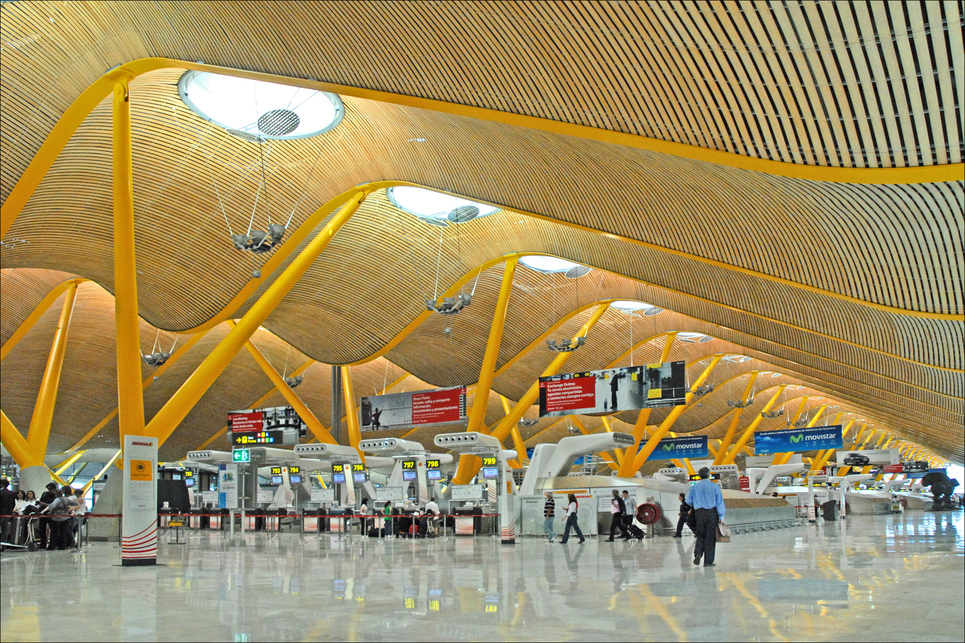 A Madris-Barajasi repülőtér 4-es terminálja. Tervező: Estudio Lamela, Rogers Stirk Harbour + Partners. 2005. Fotó: Wikipedia