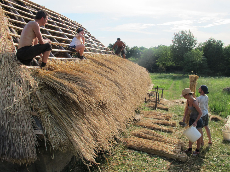 Oszkó, építőtábor, 2016 – zsúptető. Fotó: Medvey Boldizsár