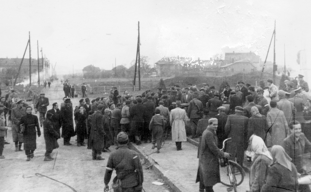 Balatoni út, a felvétel az Osztapenko szobor ledöntésekor készült, jobbra a háttérben a Budaörsi út házsora, 1956. Forrás: Fortepan / Rédei Mária