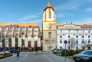 A szálló egyik látványos eleme a török időkben félig elpusztult Szent Miklós Torony újjáépítése, ami hiteles történelmi ábrázolás hiányában modern arculattal történt. A városképi jelentősége mellett víztoronyként is funkcionál.