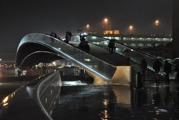 Velence, Ponte Della Costituzione, Santiago Calatrava. Forrás: Wikimedia Commons