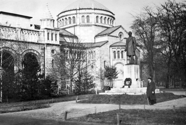 Regnum Marianum templom. Előtte az 1938-ban felállított Csengery Antal szobor. Forrás: Fortepan