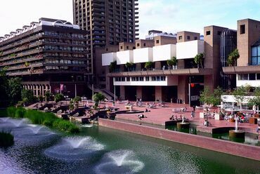 Barbican Centre, London. Chamberlin, Powell and Bon. Forrás: Wikimedia Commons