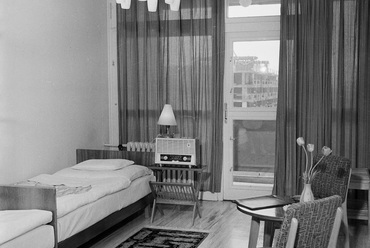 A Karancs szálló egyik szobája (1966). Forrás: Fortepan/Bauer Sándor