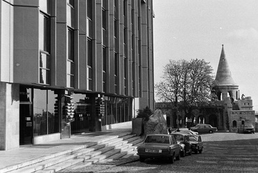 Szentháromság tér, szemben a Halászbástya, balra a Hilton szálló egy 1977-es felvételen. Forrás: Fortepan / Bojár Sándor