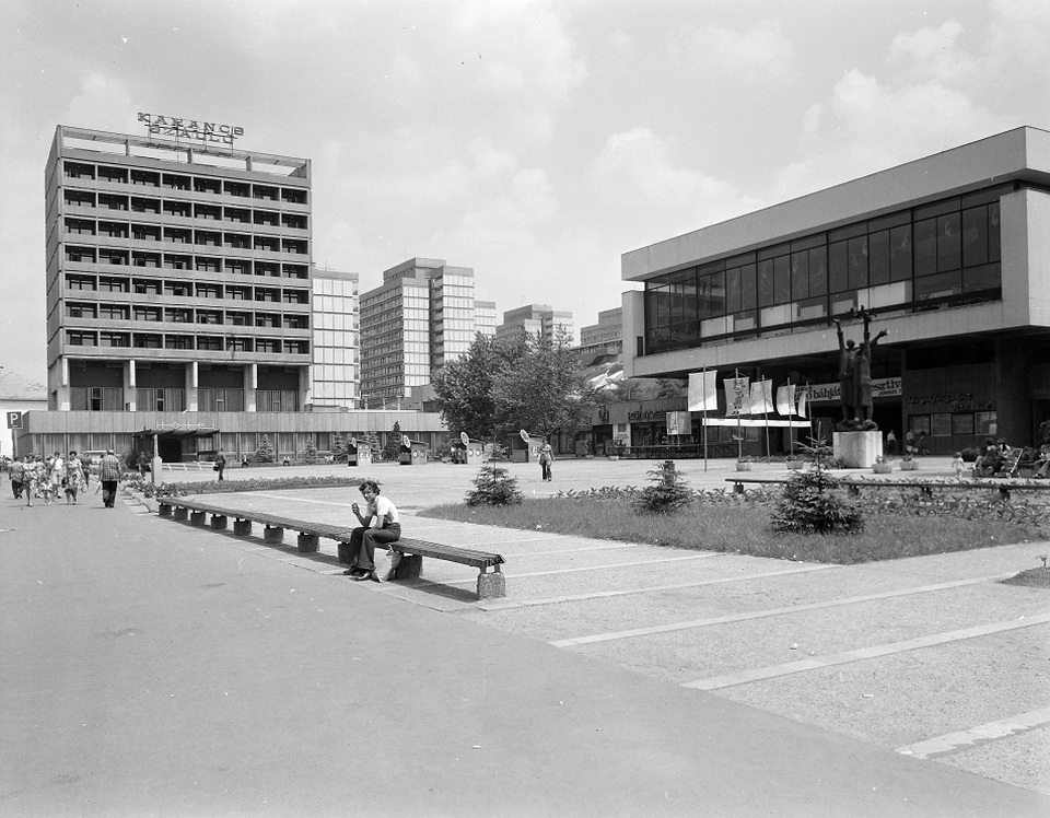 Salgótarján Fő tere, balra a a Karancs szálló, jobbra a József Attila Művelődési és Konferencia Központ (1973). Forrás: Fortepan/Főfotó