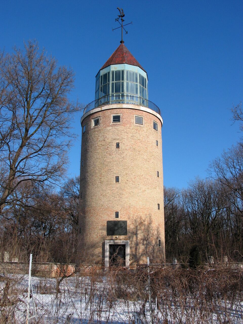 A MATE gödöllői Szent István Campusának víztornya, melyet Jánossy György tervezett az 1950-es években. Forrás: Wikimedia Commons