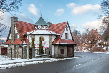 Ugyancsak patinás a szomszédos telken, az 1940-es években épült egykori erdészlak. A háttérben Medgyaszay István 1927-re megépült egyedi formájú turistaszállója, a Pagoda.