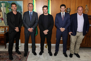 Bjarke Ingels (középen) Jair Bolsonaróval (balról második). Fotó: Marcos Correa