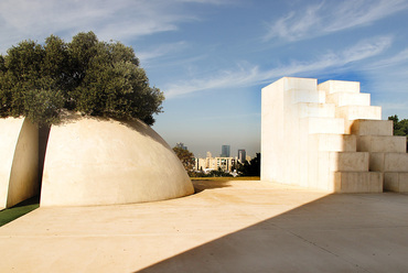 Fehér Tér, Tel-Aviv, Izrael – Szél, napfény, víz, fű, olajfa, üveg, fehér beton – 1977-1988 – forrás: WikiMedia Commons | Shifra Levyathan