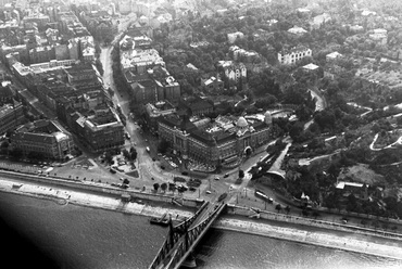 1963-as légifotó, középpontban a Szent Gellért tér, szemben a Bartók Béla út. Forrás: Fortepan / MHSZ