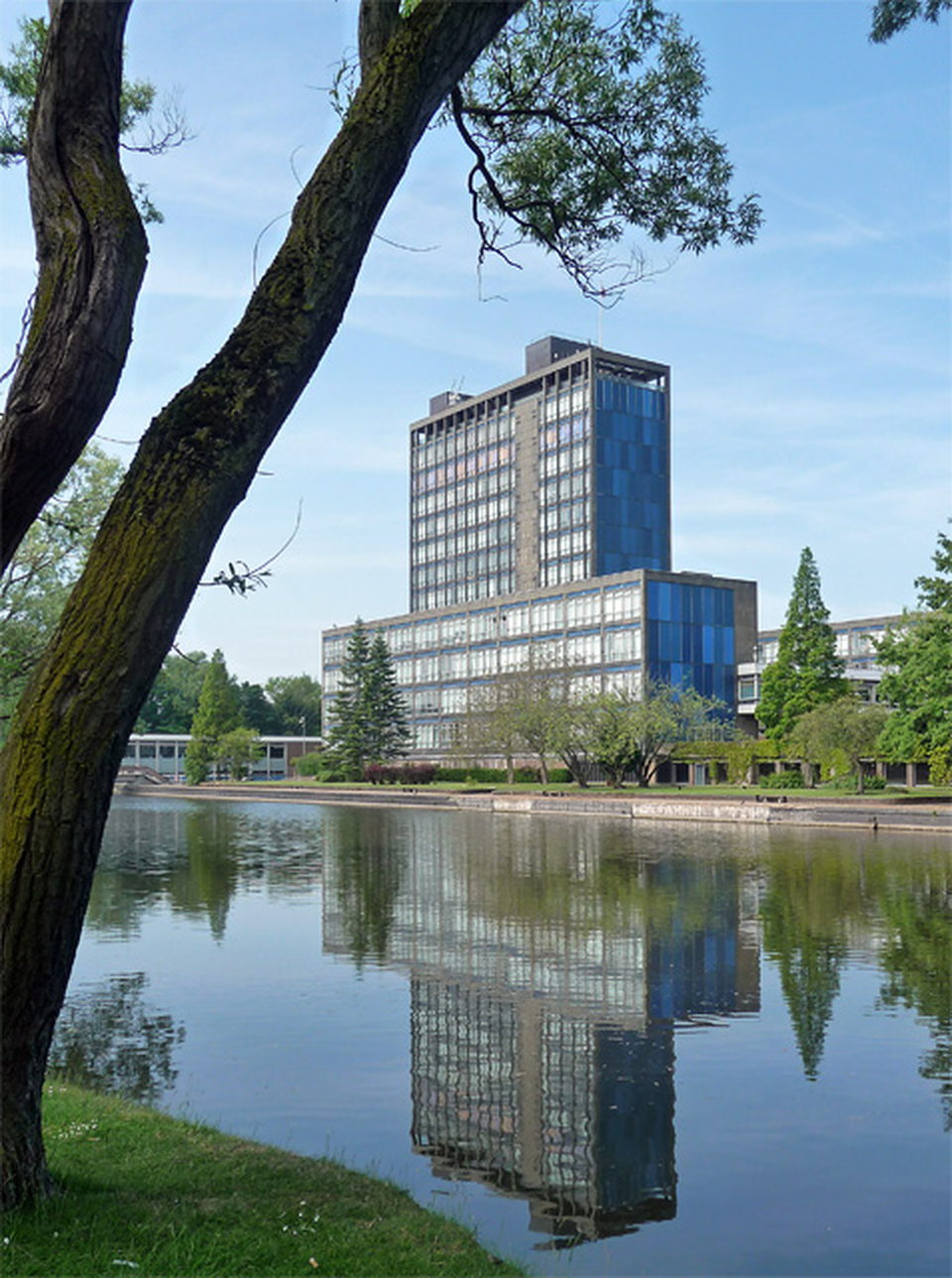 Fry, Drew and Partners: Alexandra Park, irodaépület, Pilkington, UK. Forrás: geograph.org.uk