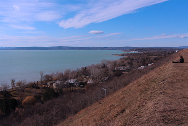 Átalakuló tájképek: Balatonakarattya, kilátás a magaspartról / Fotó: Wettstein Domonkos