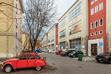 A lakótelep egyik érdekes lakóháza a Máglya közben áll, amelynek északi oldalán száz négyzetméternél is nagyobb alapterületű műteremlakások kaptak helyet.