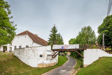 Az 1785-ben épült plébániát téglaboltozatos híd kötötte össze a templommal, amit sajnos a főutca szélesítésekor lebontottak. Az egykori boltív maradványára támaszkodva 1991-ben épült új, 8,1m nyílású fahíd, alatta immár szabványos közúti űrszelvénnyel.