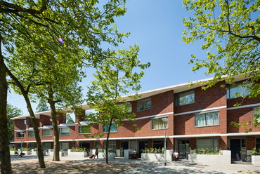 Magán és szociális bérleményű sorházak; kiemelendő a lakások és az utca közötti átmeneti zóna kialakítása. Építész: Steenhuis Bukman Architects. Fotó: Jannes Linders 