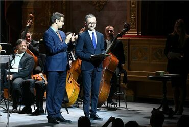 Gulyás Gergely, a Miniszterelnökséget vezető miniszter átadja az Ybl Miklós-díjat Félix Zsolt építésznek, az Építész Stúdió Kft. vezető tervezőjének a 2022. évi Ybl Miklós-díjak átadásán a Magyar Állami Operaházban 2022. március 19-én. MTI/Bruzák Noémi