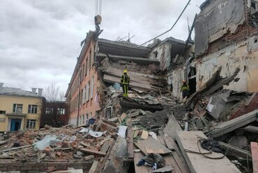 Ukrán mentők ellenőrzik a csernigovi 18. iskola maradványait a bombázás után, forrás: WikiMedia Commons