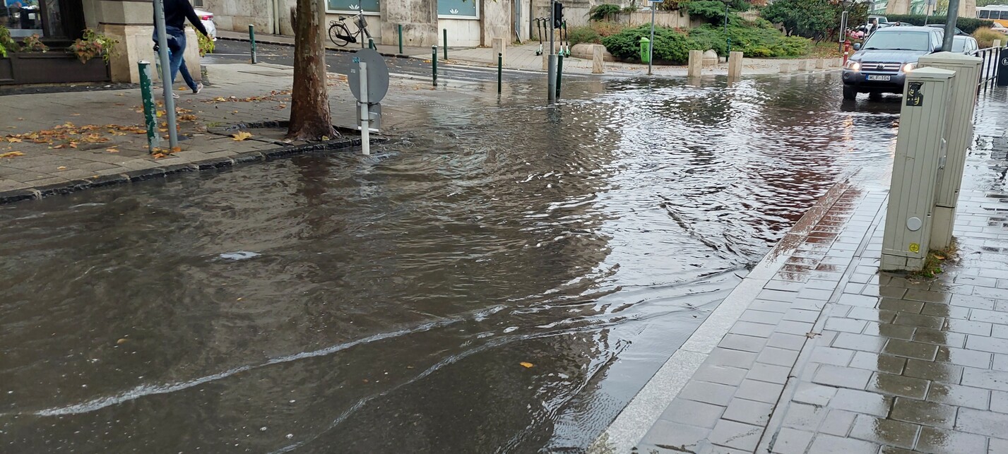 Villámárvíz a Szent Gellért téren, Budapesten. Forrás: ABUD Mérnökiroda Kft.