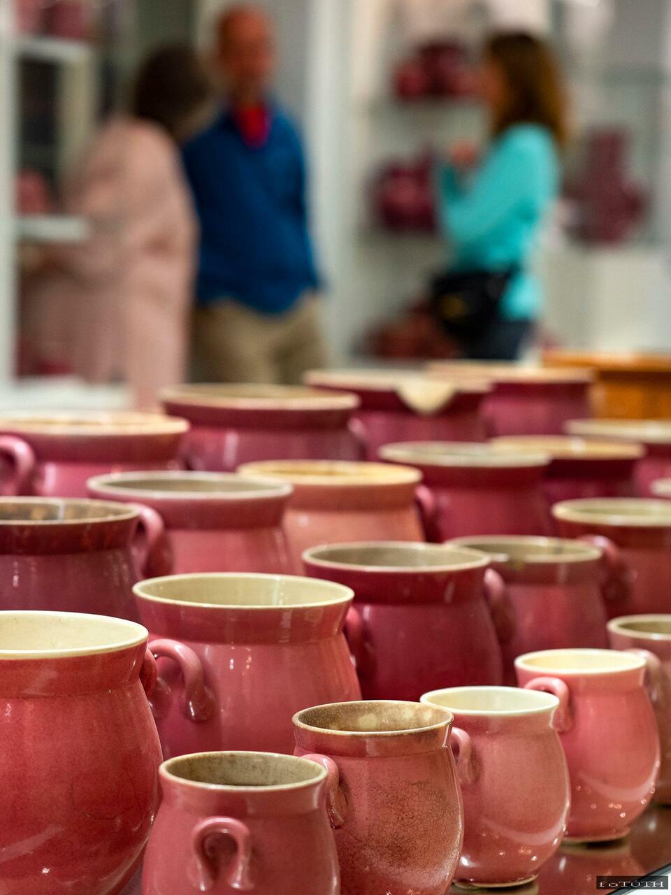 Rózsaszín mázas porcelán tárgyak a pécsi Zsolnay Negyedben. Fotó: Zsolnay Negyed Facebook 