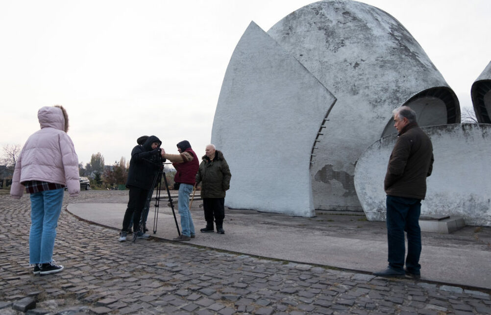 Volodimir A lépések susogása forgatásán az Emlékezés csarnoka előtt. Fotó: Friedrichstrasse Production (2019)