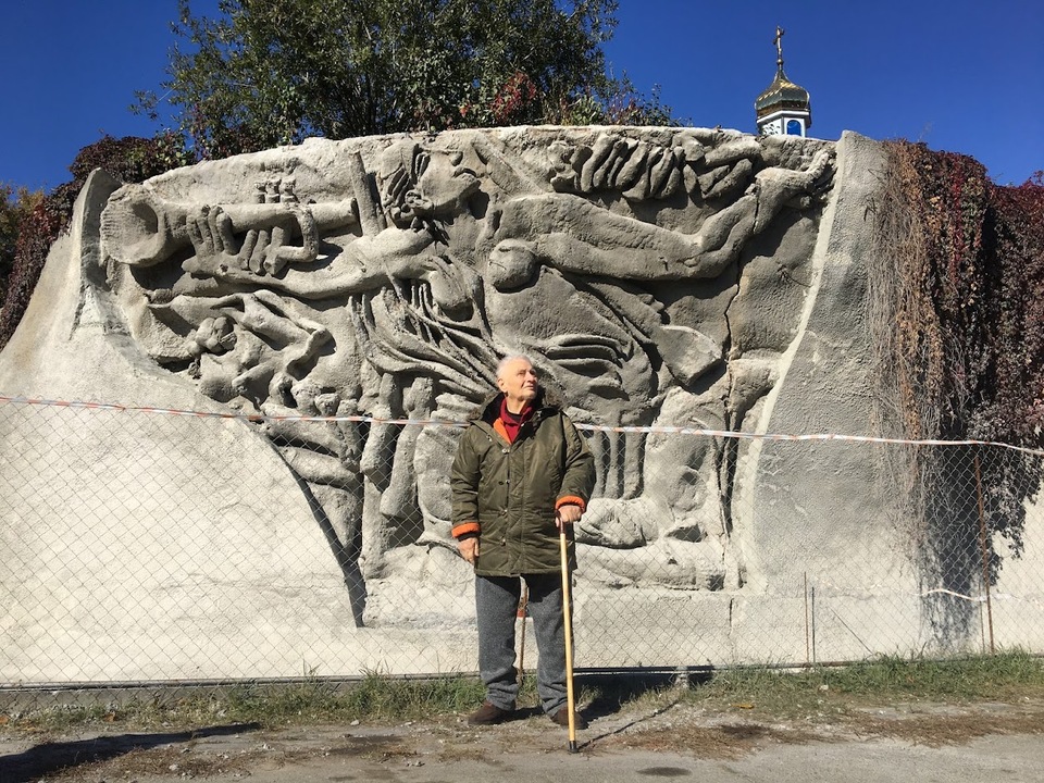 Volodimir Melnichenko a relief Oltamazó című részlete előtt. Fotó: ARVM Foundation (2021)