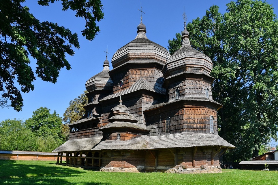 Ukrajna fából épült templomai a tégla és kőből épült emlékeknél is nagyobb veszélyben vannak, Fotó: Szent György templom Drohobych-ban, Wikipedia Commons, Felhasználó: Viacheslav Galievskyi
