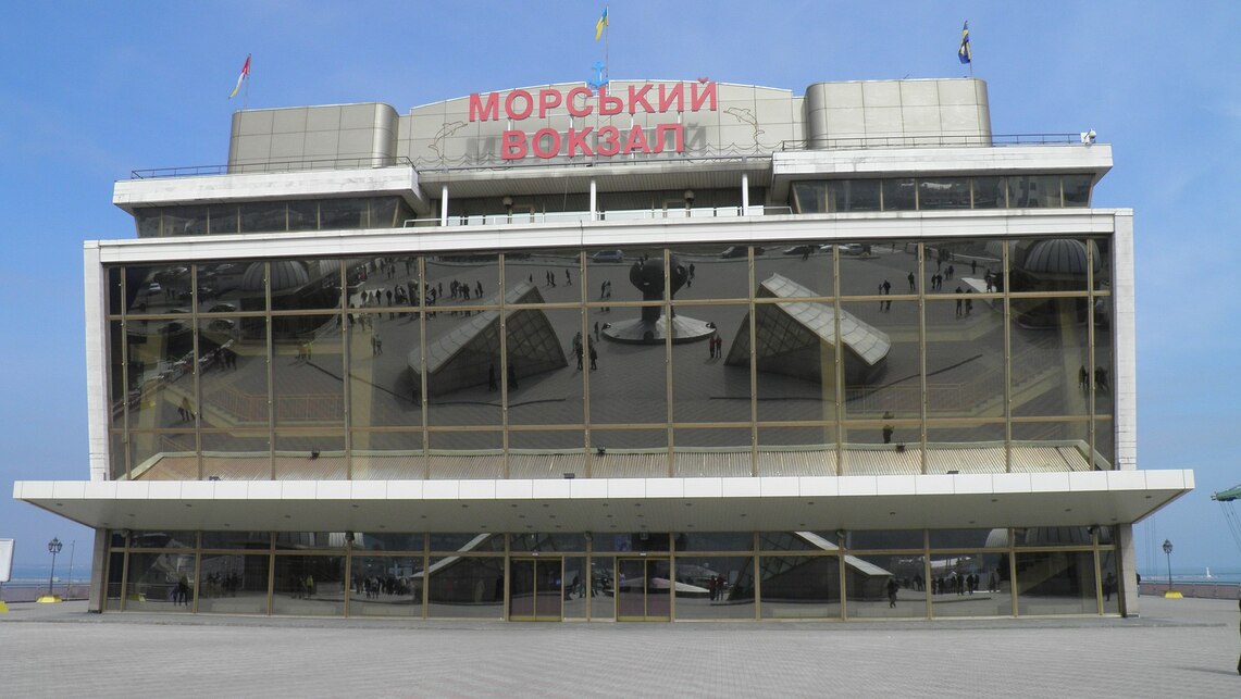 Tamara Celikovszka, Igor Maszlenkov és Voldemar Bogdenovszkij: az odesszai kereskedelmi kikötő utasforgalmi épülete. Forrás: Wikipédia