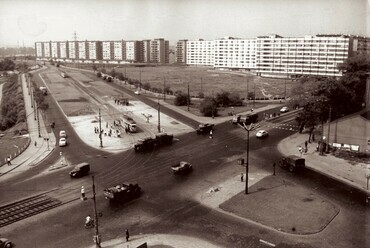 Váci út-Róbert Károly körút kereszteződése, háttérben a Karikás Frigyes utcai lakótelep, 1965. Forrás: ilyenisvoltbudapest.hu